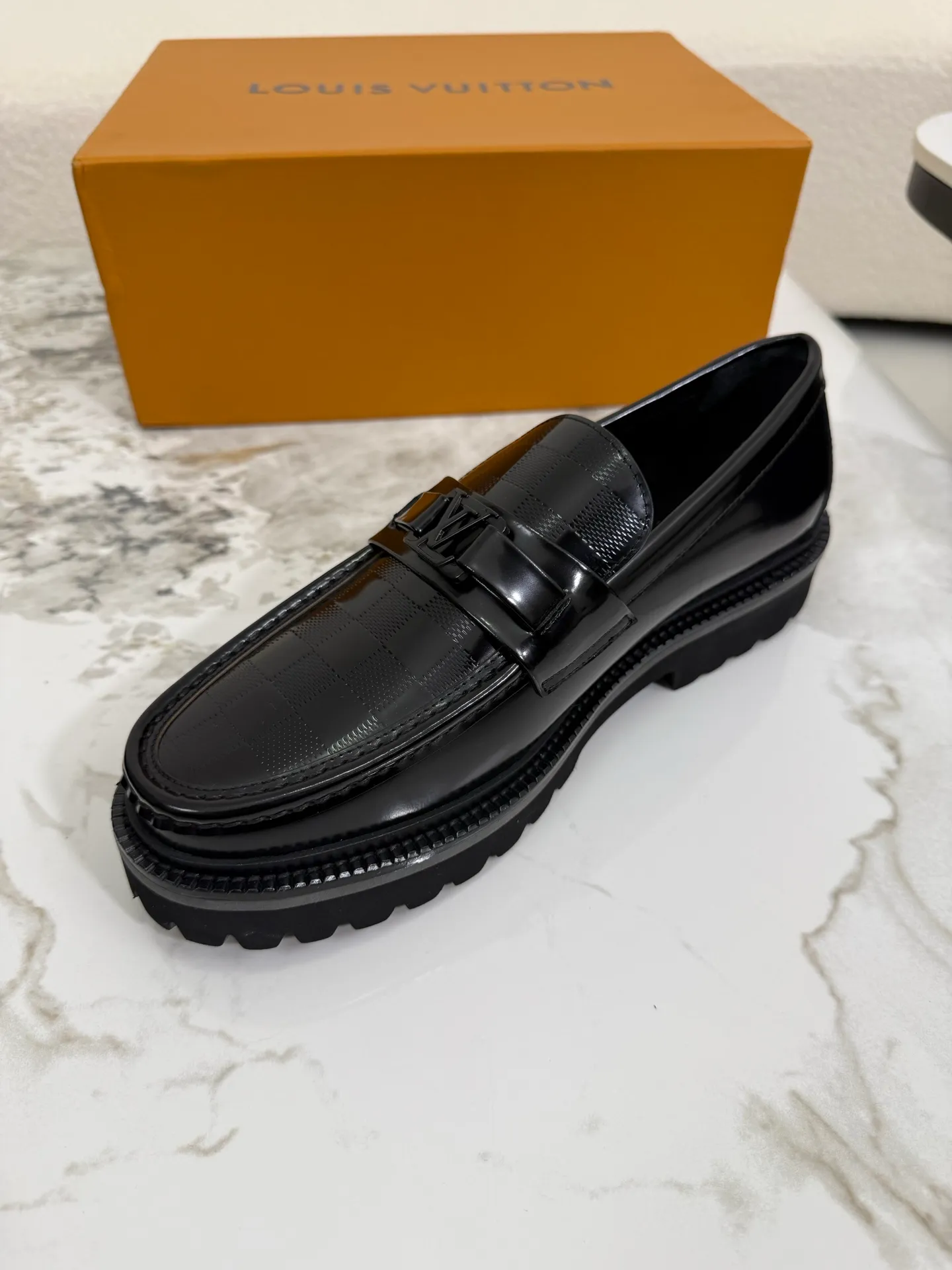 [L Family] Top P: 800💰 ▪️Size: 39-44 (38.45 custom-made) The top male god leather shoes Lv series are sold at the same time with original factory configuration, original cowhide fabric imported from Italy, soft and comfortable, imported water-dyed cow lining, soles: original ultra-light French foam outsole super comfortable, original factory with single goods 🔍🔍high quality, can be entered and exited at will, welcome to compare and synchronize.